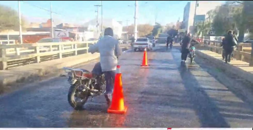 Calles congeladas provocan caída de motociclistas en Tarija