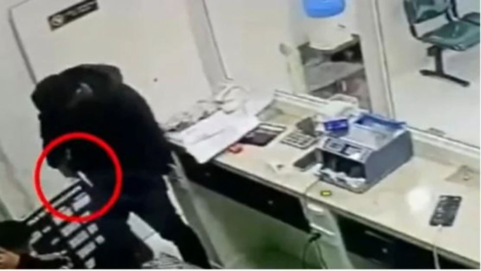 Sujetos armados se llevan $us 100 mil y 30 mil euros de una casa de cambios