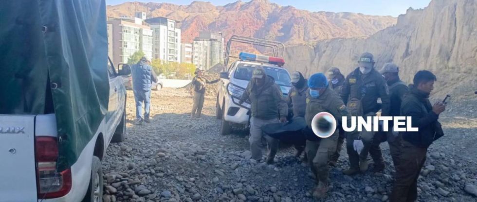 Hallan dos cuerpos sin vida en un barranco 