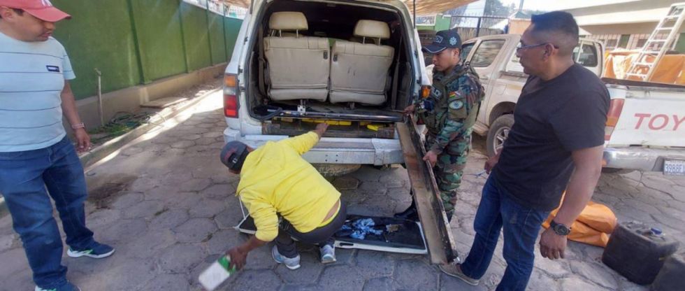 Hallan 83 kilos de cocaína camuflada en un doble fondo en la maletera de una vagoneta