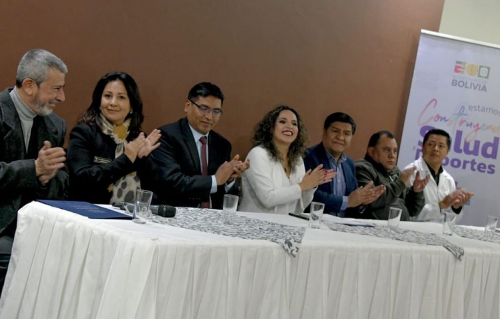Ministra deja al Alcalde Brú la solución a la crisis por ítems en Yacuiba 