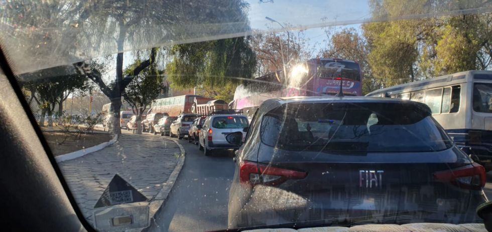 Persisten las filas en surtidores de Tarija por demanda de combustible (Video)