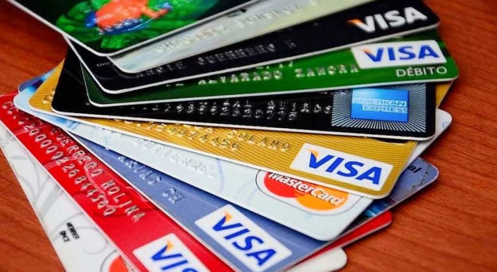 Detectan a persona con 10.000 tarjetas de débito para retirar dólares en el exterior