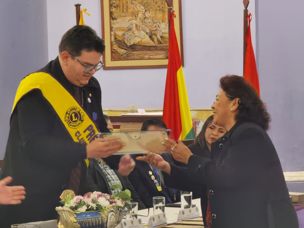Mauricio Ávila recibe un reconocimiento de parte de la asambleísta departamenta, Delia García