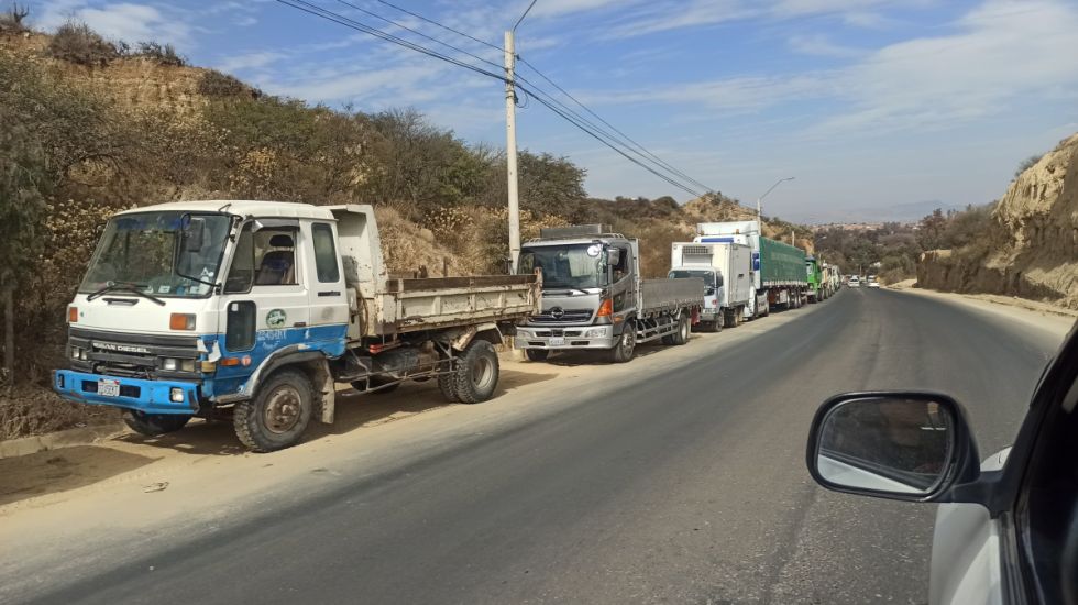 Crisis por combustible congrega al transporte nacional en Tarija