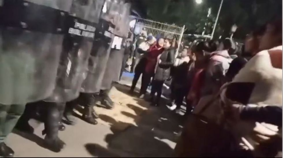 Policías desbloquean el puente internacional Yacuiba - Salvador Mazza 