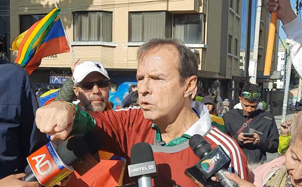 Tuto aconseja a Maduro alistarse para una hamaca caliente en el Caribe o una celda fría en La Haya