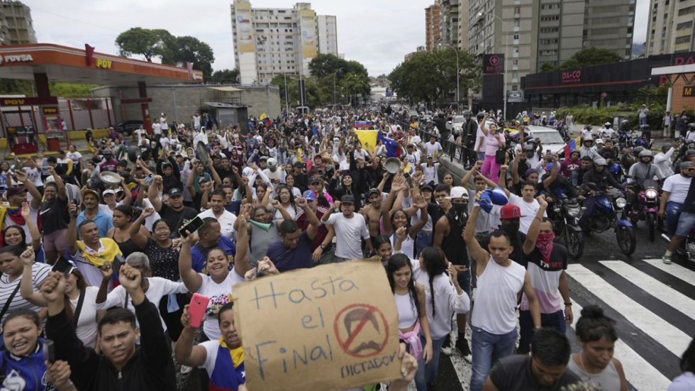 Tres muertos y 44 heridos en protestas contra reeleción de Maduro en Venezuela, según ONG hospitalaria