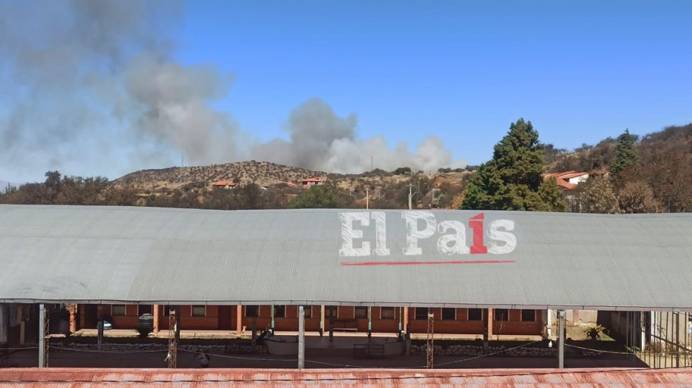 Incendio de magnitud en la provincia Méndez amenaza viviendas y afecta fauna