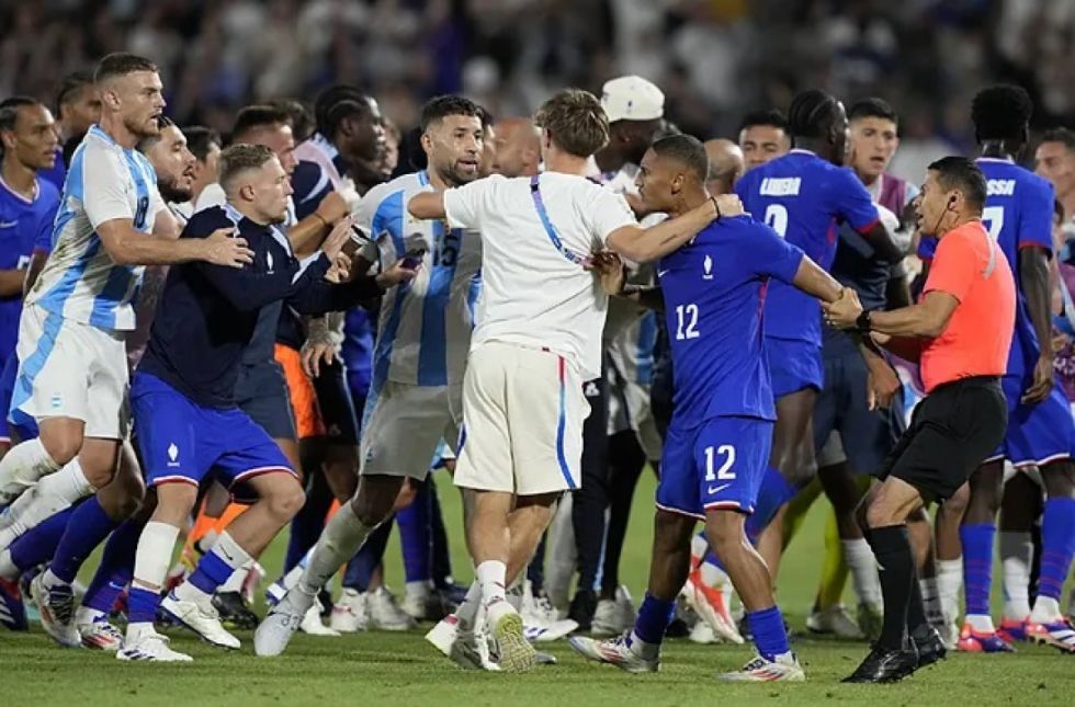 Con gresca en el final, Argentina fue eliminada por Francia en los Juegos Olímpicos