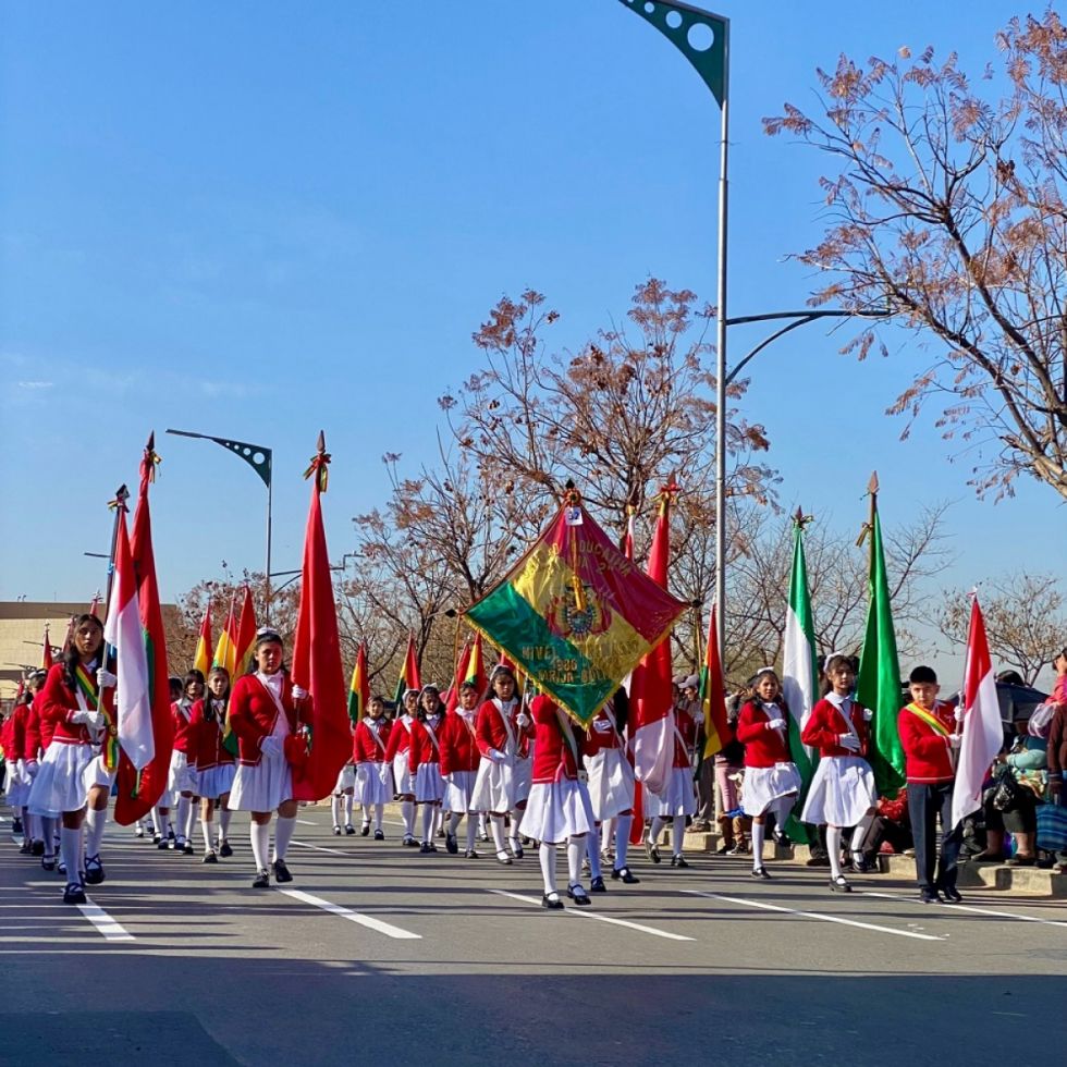 Tarija: Escolares de 125 colegios flamearon la rojo, amarillo y verde 