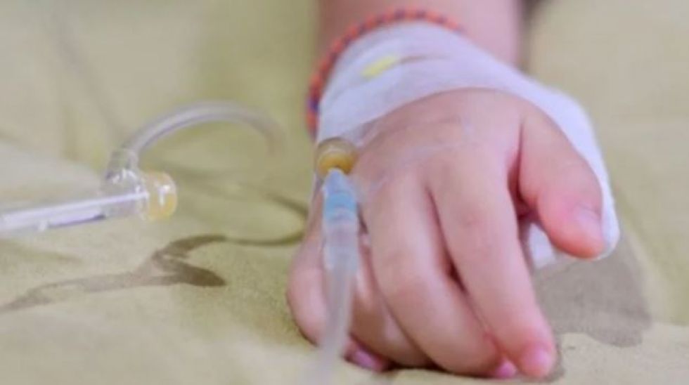 Niño fue golpeado por su madre adolescente, y terminó en terapia