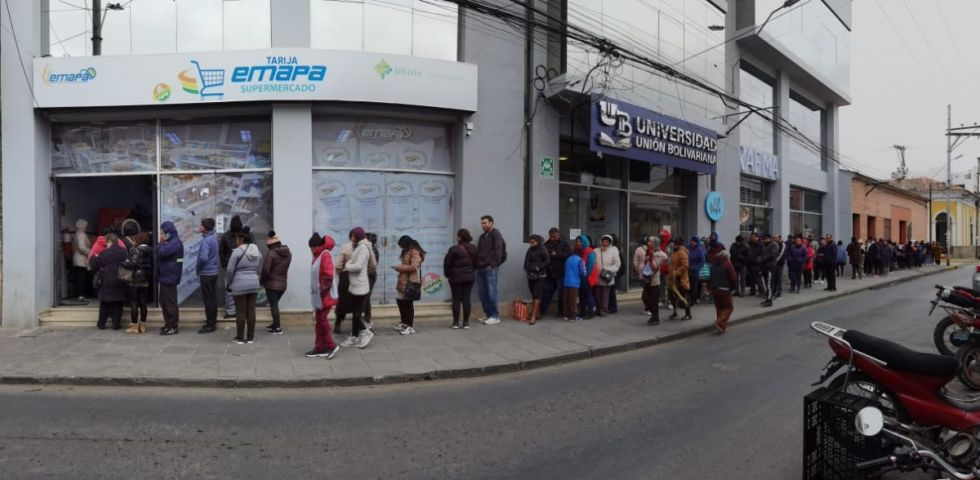 Fila en Emapa: “Ahora es el arroz. Después, ¿qué será?”