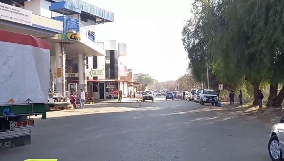 Transportistas de Tarija en emergencia ante persistente escasez de combustible