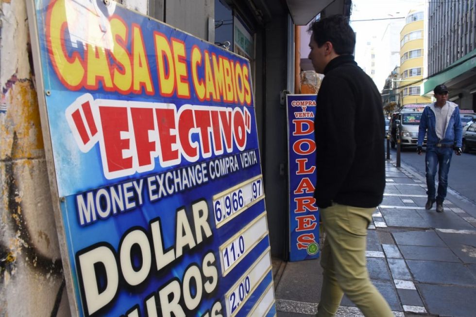 Baja el dólar y desconcierta a compradores y librecambistas 	