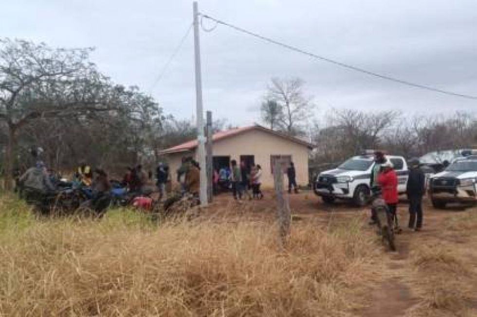 “El diablo le dijo que la matara”: Comunarios queman la casa de la adolescente que mató a una niña en Santa Cruz