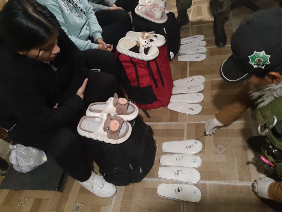 Aprehenden a tres mujeres que llevaban “narcopantuflas” 