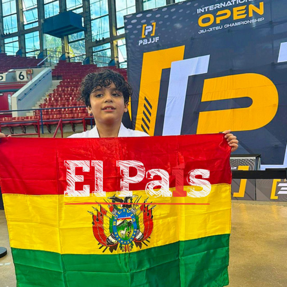 Luciendo con orgullo la bandera boliviana