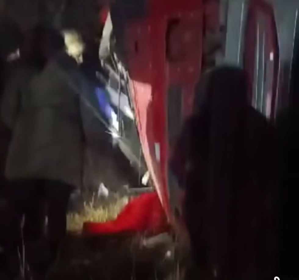 Un camión con fardos de ropa volcó cerca a Padcaya 
