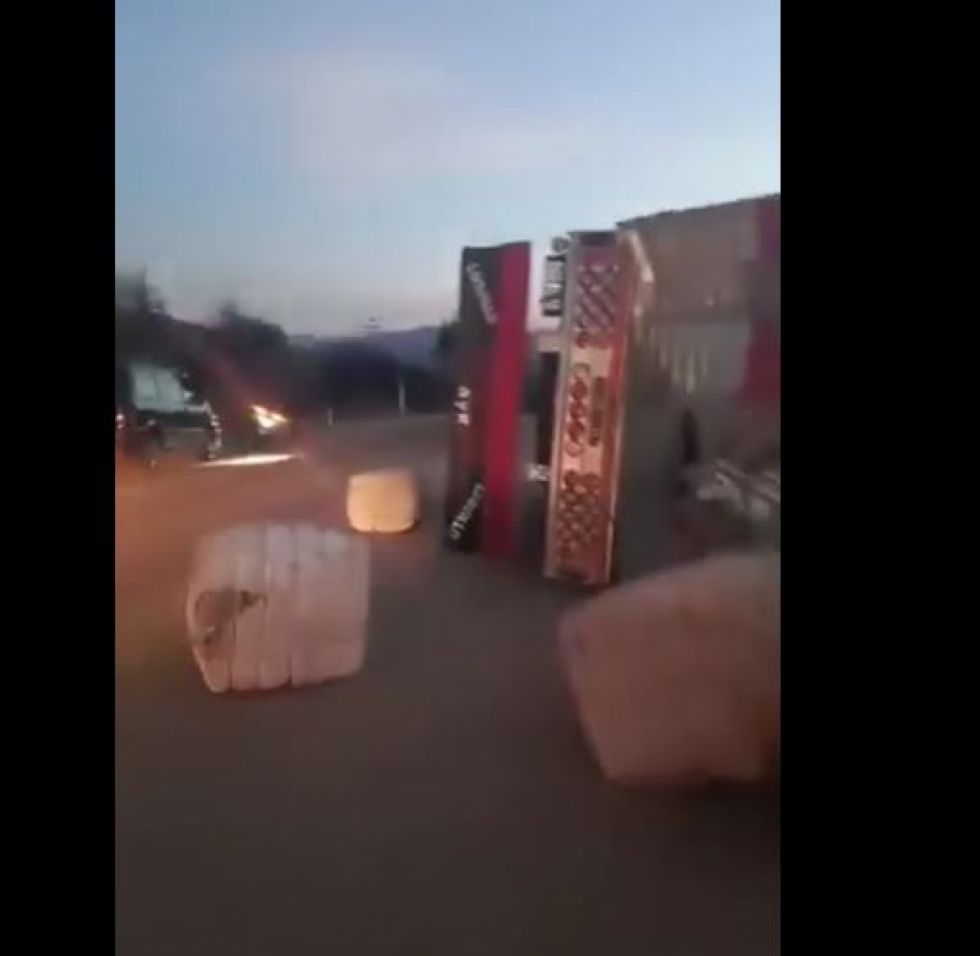 Vuelco de tráiler deja dos muertos y 3 heridos en Tarija