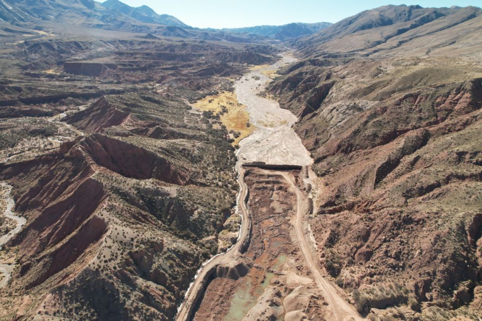 Acuerdan frenar la minería ilegal tras derrame en el río San Juan del Oro