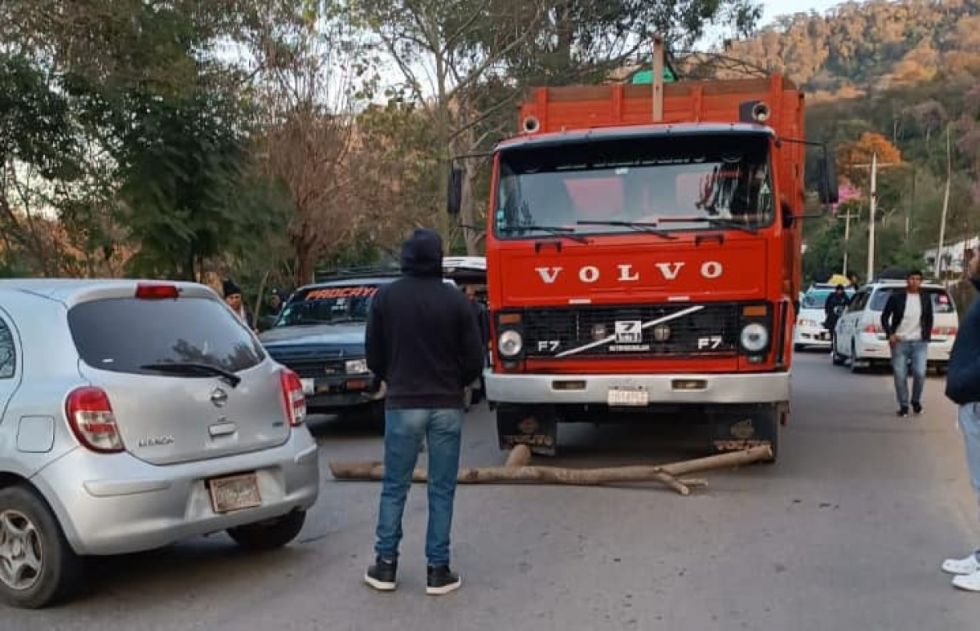 Bloqueos en Bermejo impiden tránsito vehicular hacia Tarija