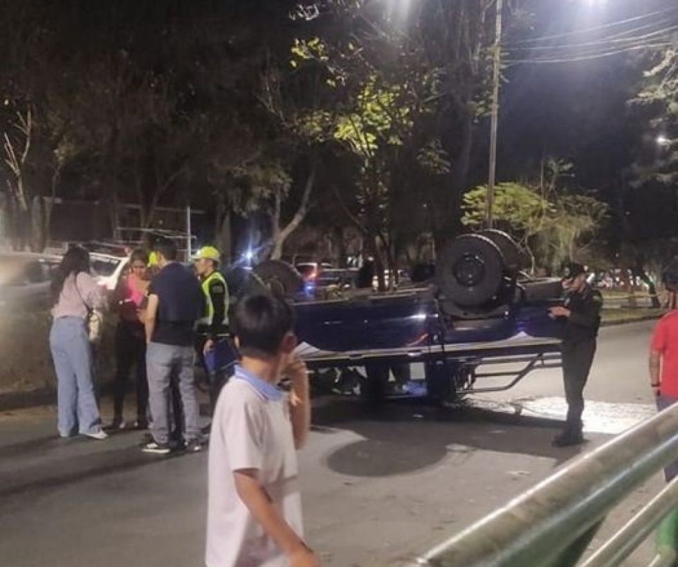 Una camioneta volcó cerca al complejo deportivo García Ágreda 