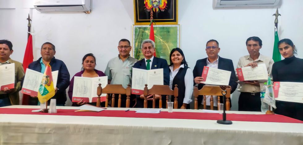 Montes entregó 7 personerías jurídicas en Yacuiba
