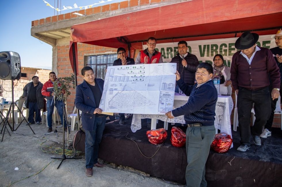 Alcalde entrega planimetría al barrio Virgen de Copacabana 