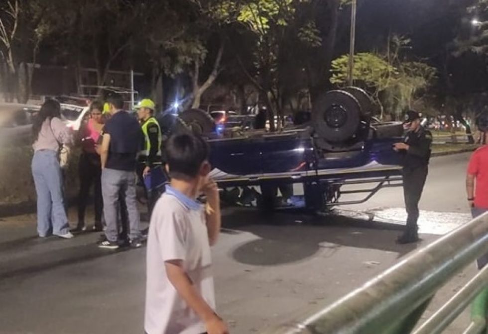 Sospechan que mujer chocó por distraerse con el celular