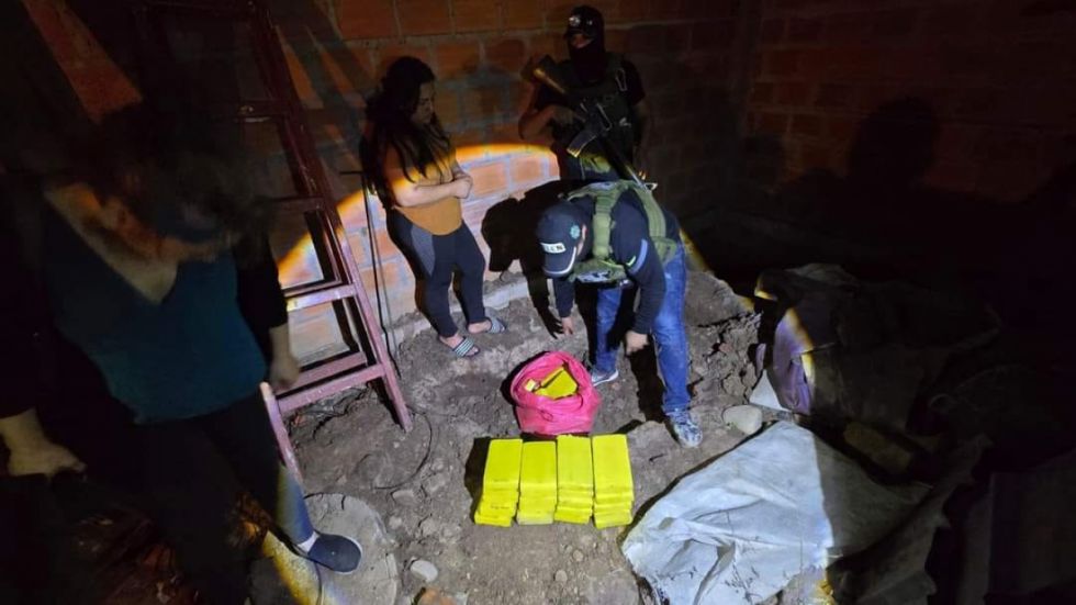 Mujer tenía 33 kilos de droga enterrada en su patio en Bermejo