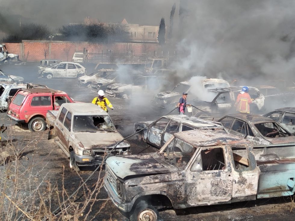 Más de 60 vehículos quedaron calcinados por el incendio en la Dircabi 