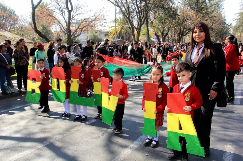 Desfile Escolar por el Día de la Bandera Boliviana 2024