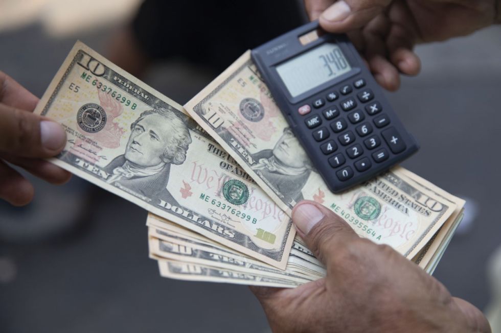 Una mujer fue llevada a la FELCC porque intentaba cambiar $us 7.000 