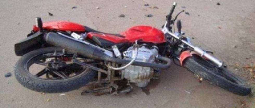 Camión huye tras invadir carril y chocar de frente contra una moto conducida por un adolescente