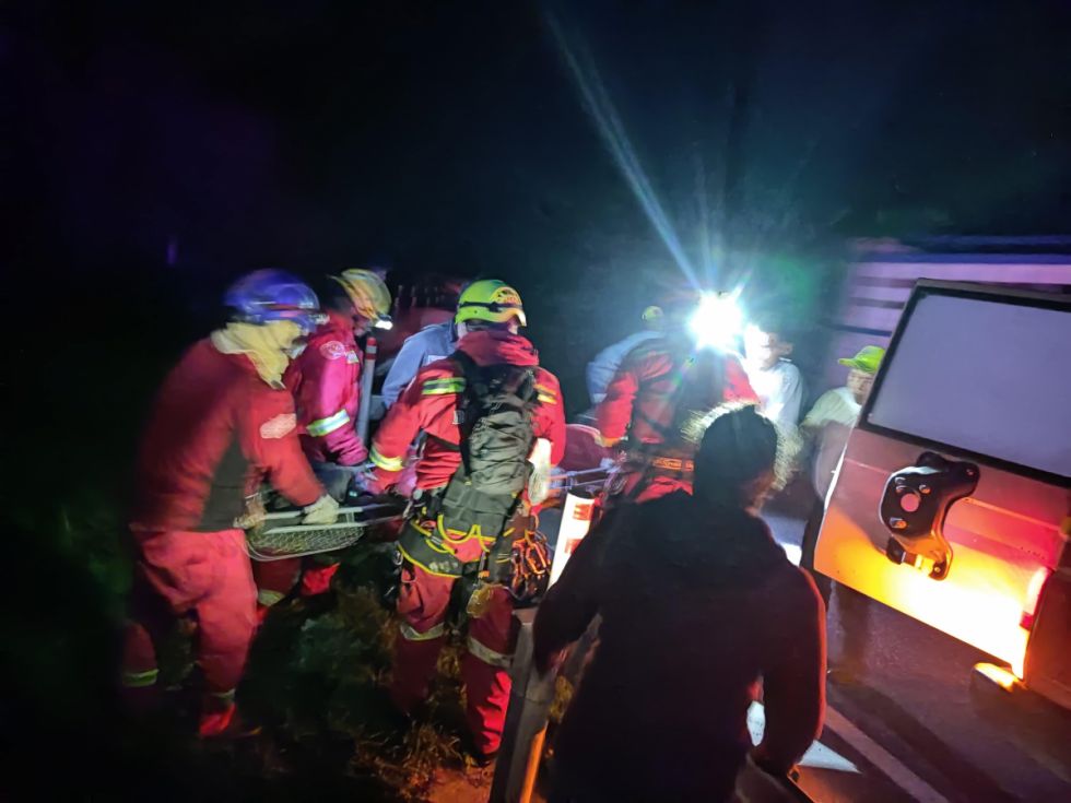 Dos personas murieron en embarrancamiento de un camión 