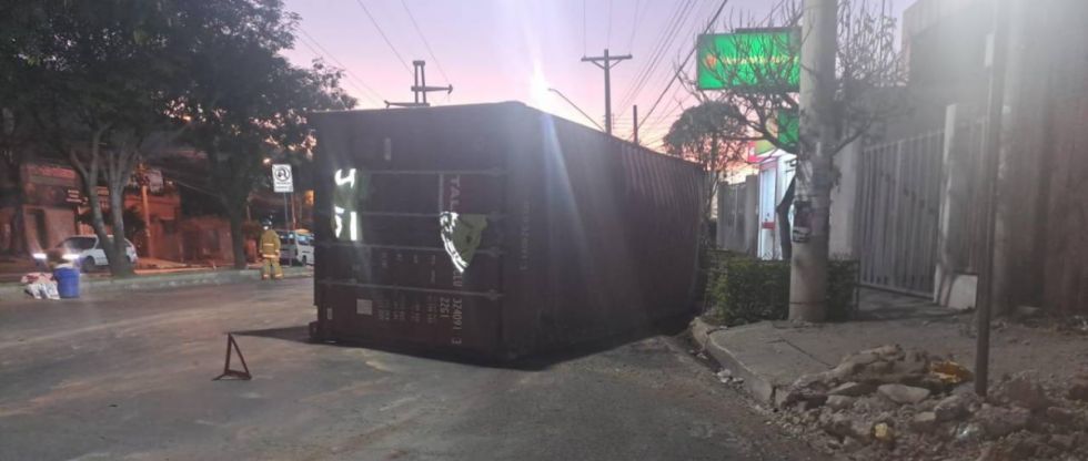 Container que transportaba potasio líquido cae de un camión en una calle de Cochabamba