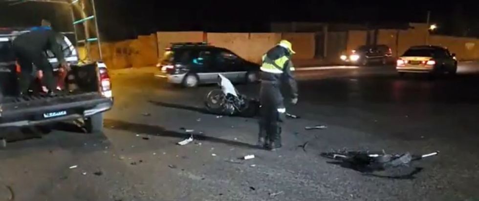 Motocicleta queda partida tras fuerte colisión en Tarija