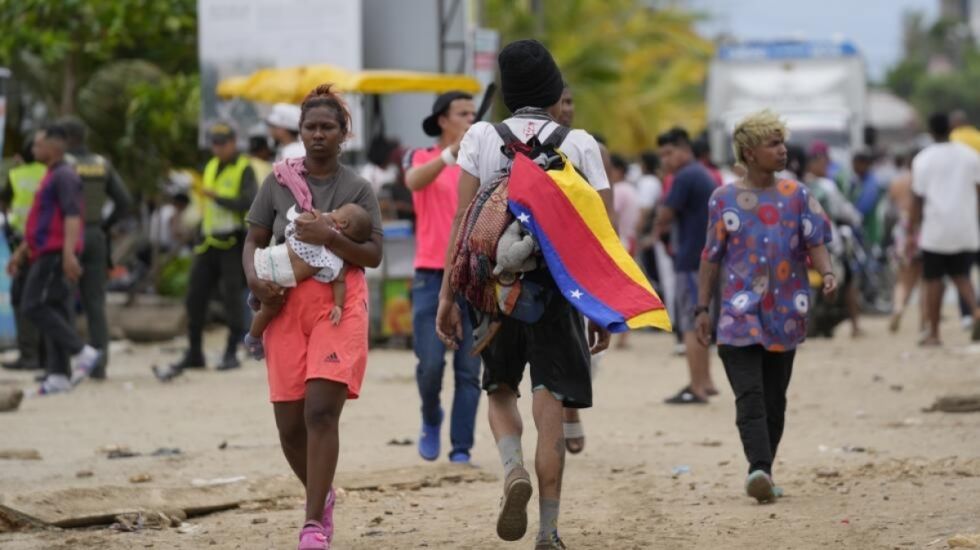 Ecuador lanza una política para regularizar a los venezolanos en el país