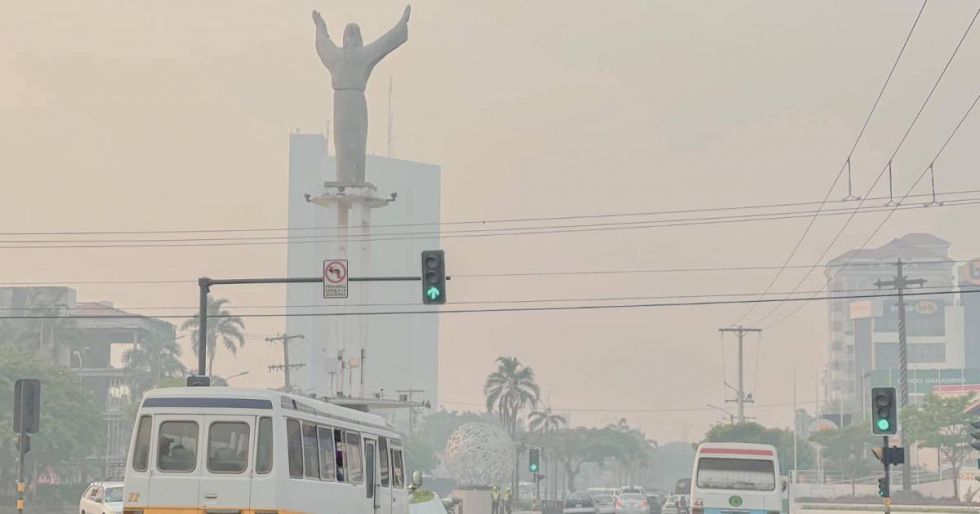 Humareda obliga a suspender operaciones aéreas en 5 aeropuertos de Santa Cruz 