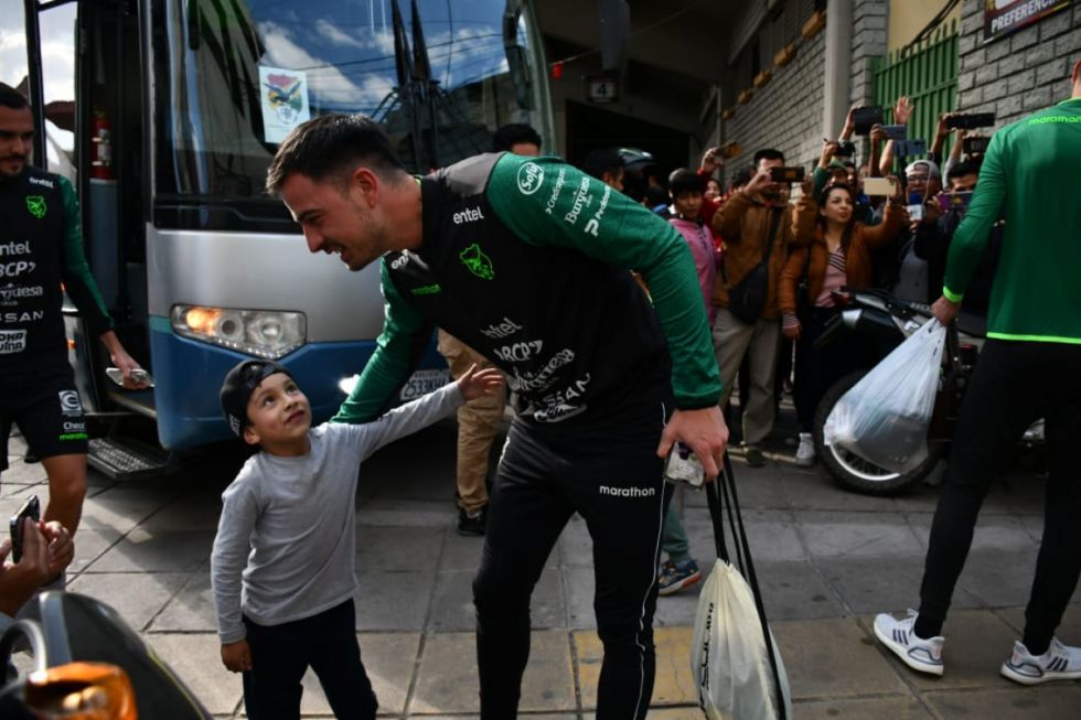 Jugadores de la Verde dan caluroso saludo tras ser criticados por su apatía con los niños