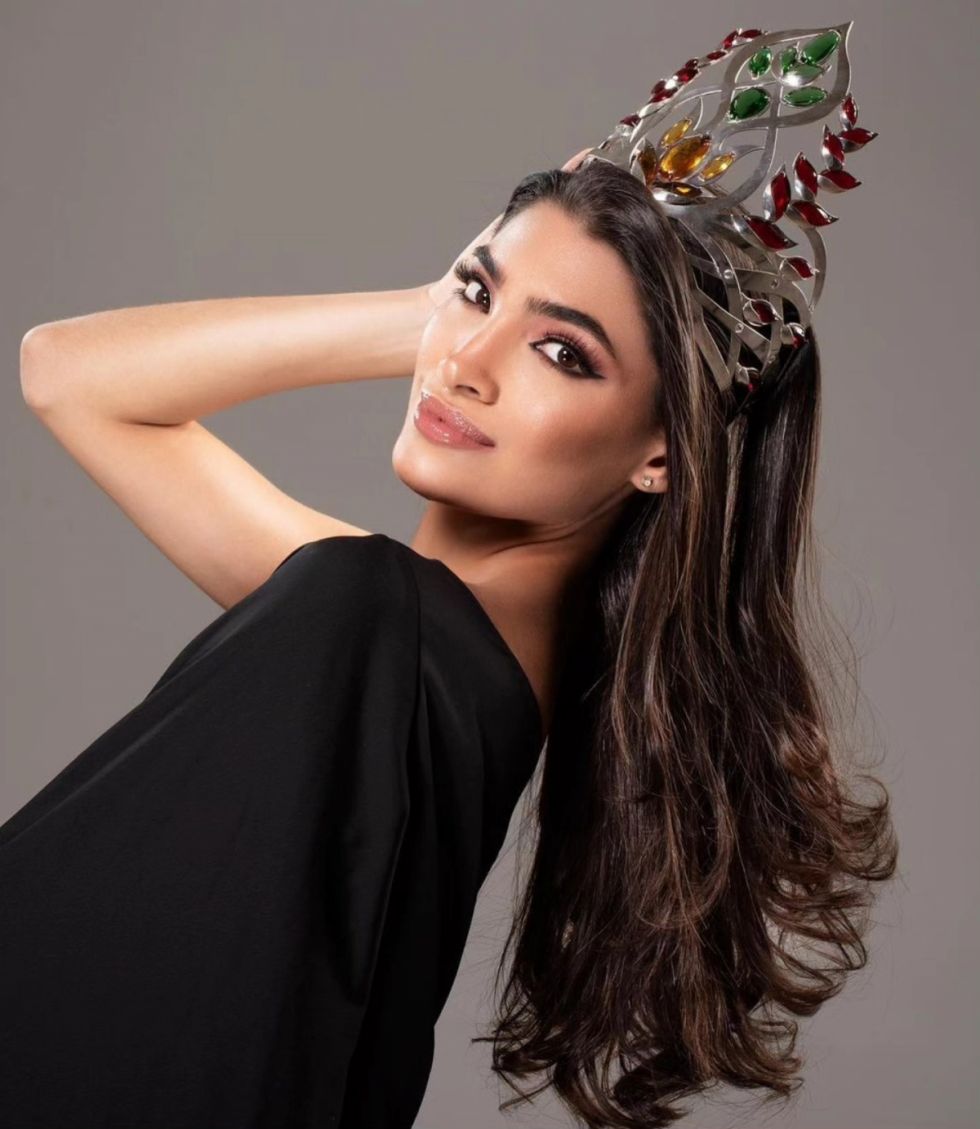 Robaron la corona a una exreina de belleza en Santa Cruz