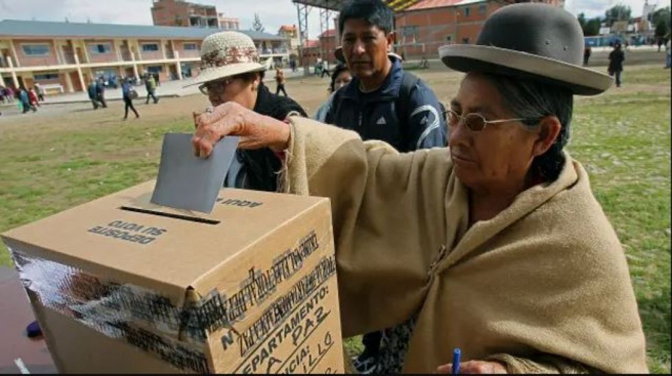 Estas son las tres preguntas reformuladas que Arce envió al TCP para el referéndum