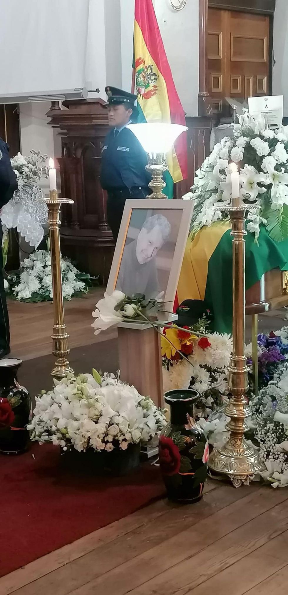 Multitud rinde homenaje y despide al padre Eduardo Pérez en La Paz