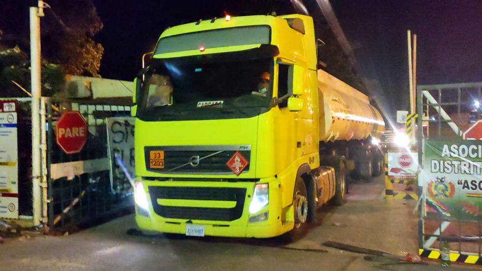 Cisternas ingresan a la refinería de Palmasola tras acuerdo entre YPFB y el transporte pesado