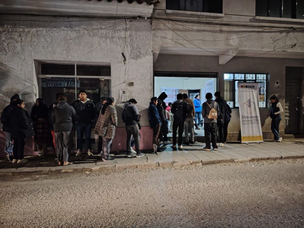 Ciudadanos en Tarija hacen fila hasta la medianoche para empadronarse