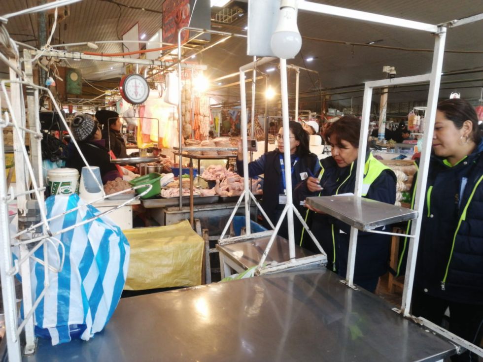 Hallan más de 15 balanzas alteradas en el mercado Campesino de Tarija