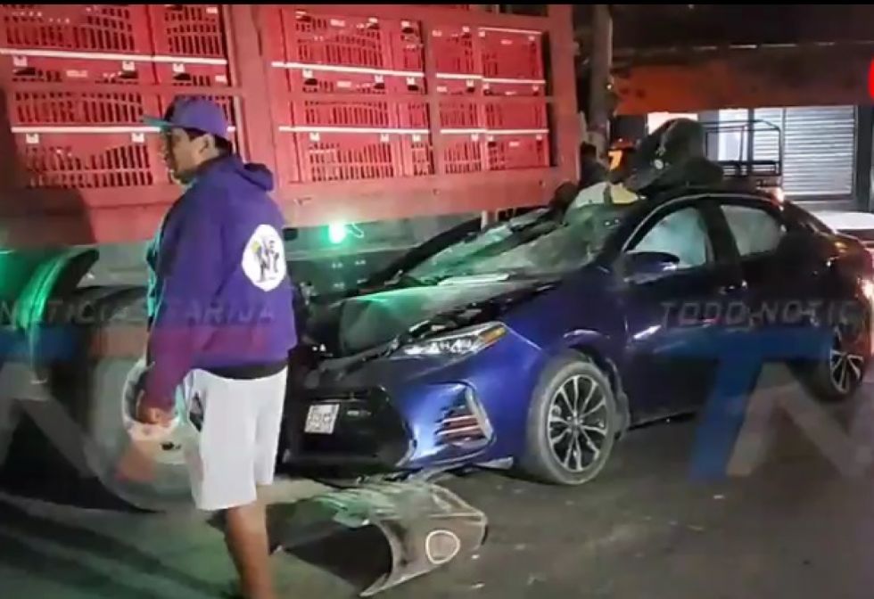 Un auto chocó y quedó incrustado en un camión, el conductor huyó