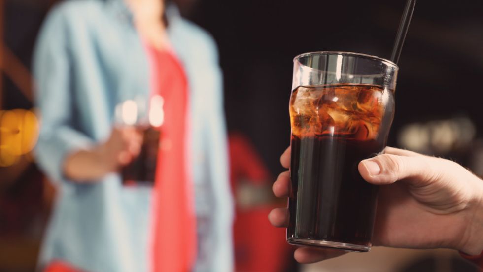 Anciano intentó matar a su esposa poniendo cocaína en su Coca-Cola para casarse con su hija