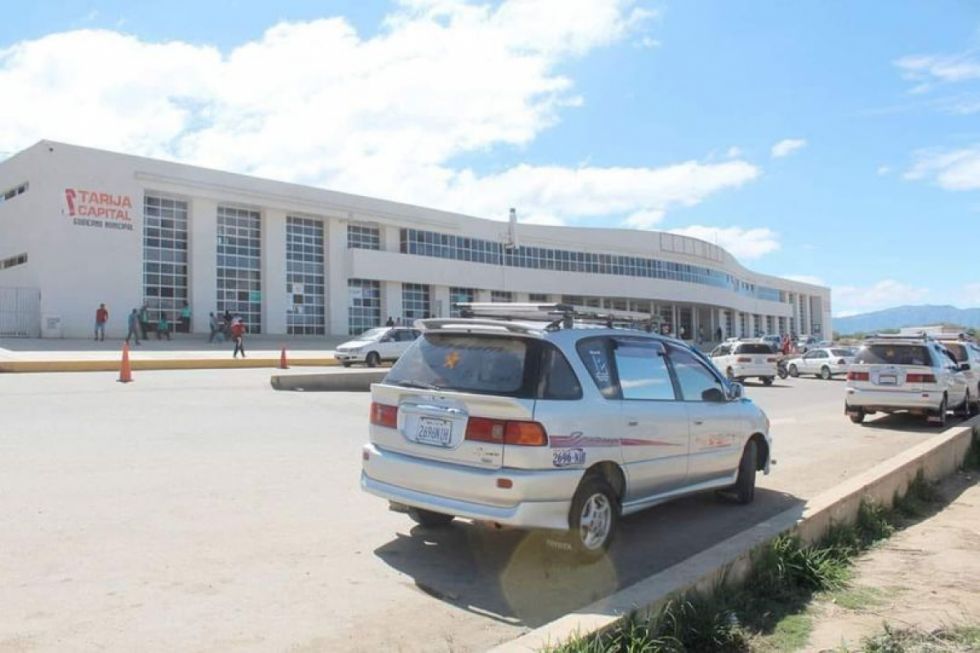 Mujer abandona a su hija de 5 años en la terminal de Tarija para irse a beber